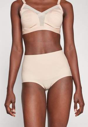 Sujetador beige con detalles de malla en la parte frontal y tirantes anchos, combinado con bragas de talle alto beige. Ambos están hechos de una tela suave y elástica.