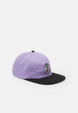 Casquette de baseball lilas et noire avec un chien brodé portant des lunettes de soleil arc-en-ciel sur le panneau avant, sur fond blanc.