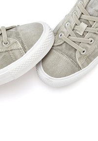 Beige Segeltuch-Sneaker mit weißen Gummisohlen, strukturiertem Stoff und flachen Schnürsenkeln, mit runden Ösen und einem strapazierfähigen Zehenkappen-Design.