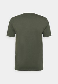 T-shirt en coton vert à manches courtes, avec un col rond et un design uni. Texture lisse, sans motifs ni accents. Vue de dos.