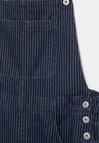 Tummansininen denim-kangas, jossa ohuet valkoiset pystysuorat pinstripes-raidat, edessä tasku ja kolme hopeista metallista painonappia sivulla.
