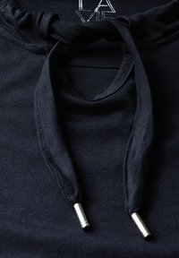 Námořnický svetr s kapucí, který má stahovací šňůrku se stříbrnými kovovými konci, měkkou tkaninu a kulatý výstřih. Minimalistický design bez vzorů.