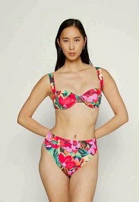 Ziedu raksta bikini komplekts, kas ietver polsterētu, ar straidziem aprīkotu augšdaļu ar platām siksnām un augsto vidukli apakšdaļas daļu spilgti rozā, zaļā un oranžā rakstā.