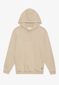 Sudadera beige con bolsillo frontal, capucha con cordón y puños acanalados. Fabricada con material suave, presenta una sutil textura y etiqueta de la marca.