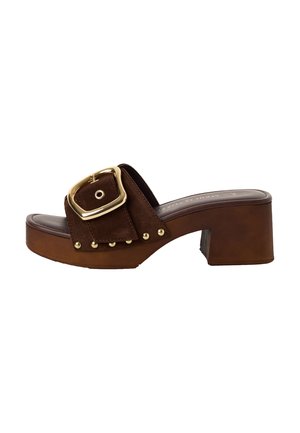 Sandale à enfiler en daim marron avec une large bride, détail de boucle dorée et clous décoratifs. Dispose d'un talon massif marron et d'une semelle intérieure lisse.