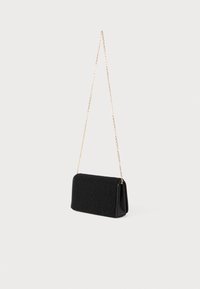 Borsa nera con una parte frontale texturizzata, lati neri lisci e una tracolla in oro. Forma rettangolare con chiusura a zip nella parte superiore.
