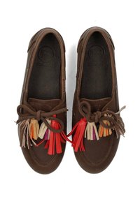 Zapatos mocasines de cuero marrón con borlas coloridas en rojo, rosa, naranja y amarillo. Tienen una puntera redonda y una textura suave.