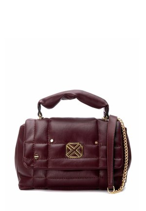 Bolso de mano de cuero burdeos con un diseño acolchado, acentos de hardware dorado, asa superior y correa de hombro de cadena desmontable.