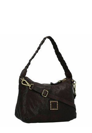 Borsa a tracolla in pelle intrecciata marrone con tracolla removibile, dettagli in oro e borchie quadrate sul lato. Texture liscia, forma morbida.
