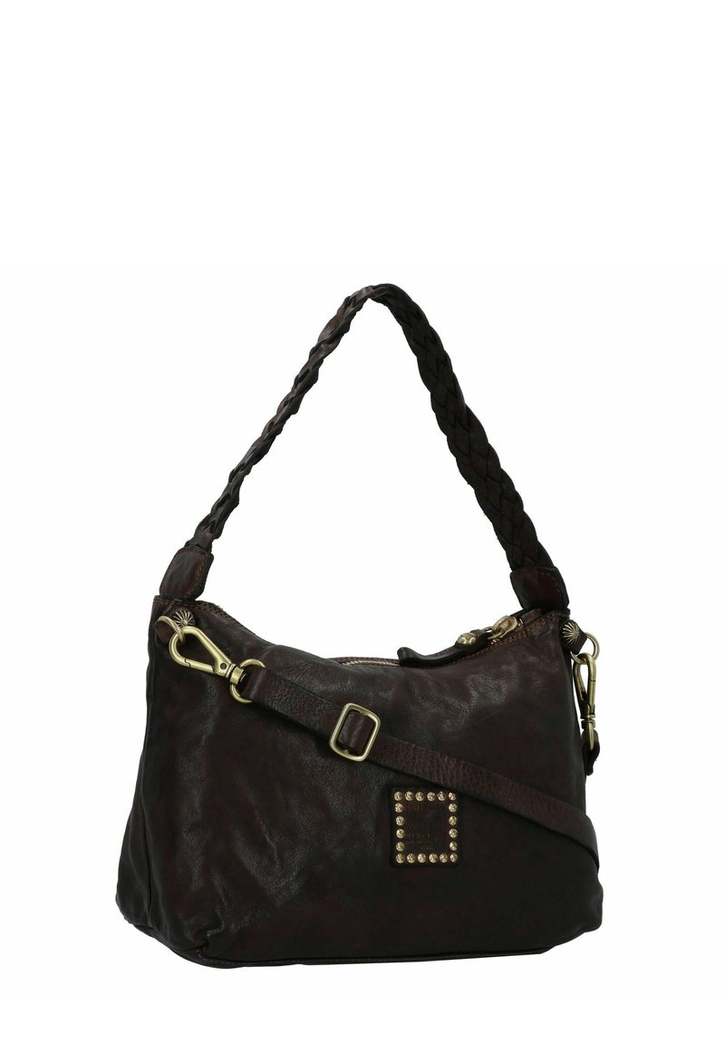 Geflochtene braune Leder-Schultertasche mit abnehmbarem Tragegurt, goldenen Beschlägen und quadratischen Nieten an der Seite. Glatte Textur, weiche Form.