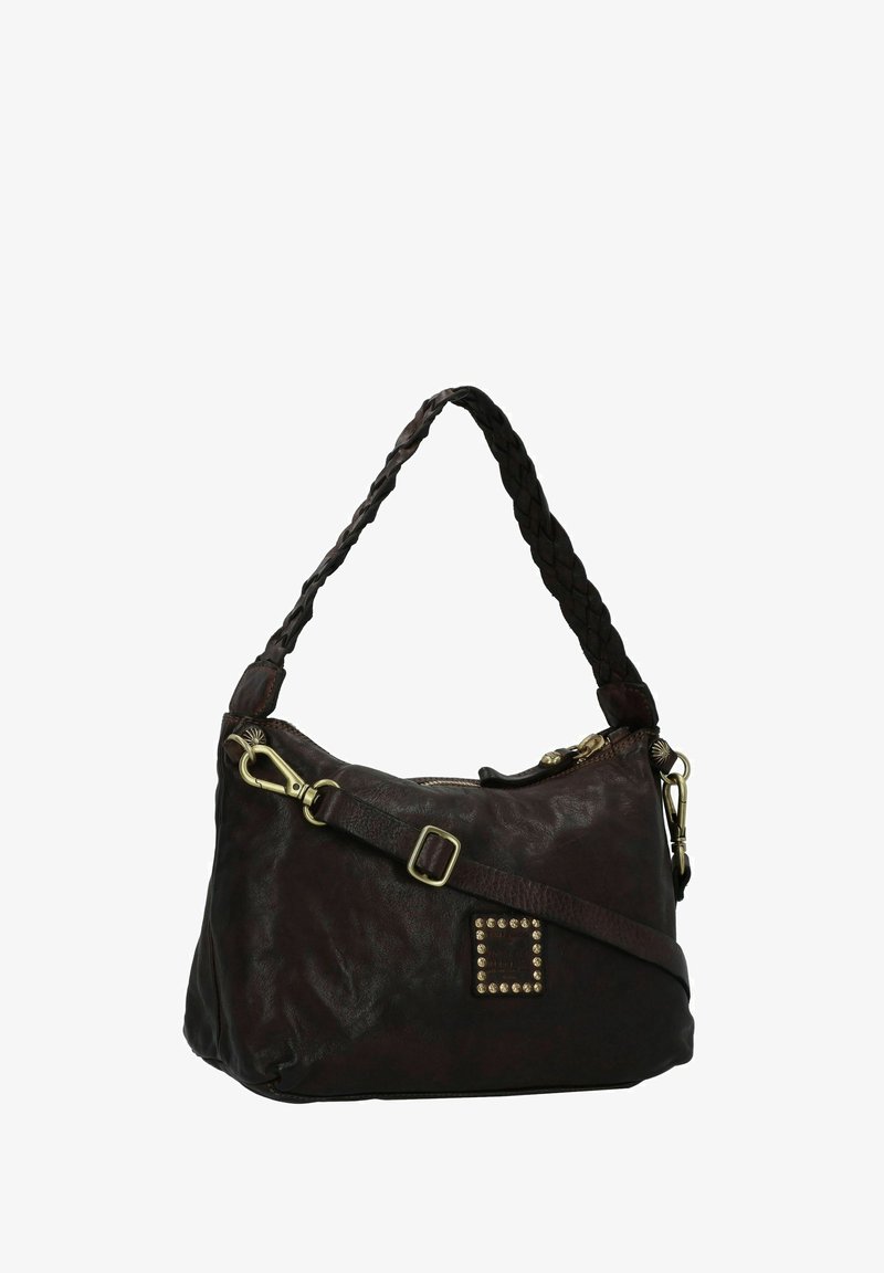 Borsa a tracolla in pelle intrecciata marrone con tracolla removibile, dettagli in oro e borchie quadrate sul lato. Texture liscia, forma morbida.