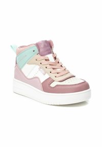 Zapatillas altas que presentan una combinación de cuero rosa, beige y menta. Los detalles notables incluyen la puntera perforada, la entresuela blanca y los cordones.