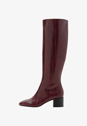 Bottes bordeaux montantes avec un bout pointu et un talon carré, présentant une texture à rayures verticales et une finition lisse et brillante.