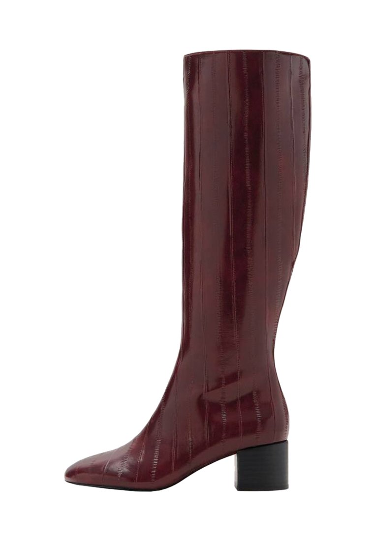 Bordeaux polvipituiset saappaat, joissa on terävä kärki ja leveä korko, näyttävät pystysuoralta raidalliselta tekstuurilta ja kiiltävä, sileä pinta.