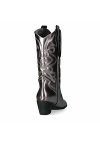 Stivale in stile western di colore argento metallico con intricato design a rilievo, chiusura con cerniera e tacco affusolato. Texture in pelle liscia.