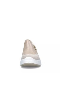 Scarpa slip-on beige con tomaia in tessuto testurizzato, accentuata da morbida suede e suola in gomma bianca; presenta un dettaglio decorativo in hardware dorato.