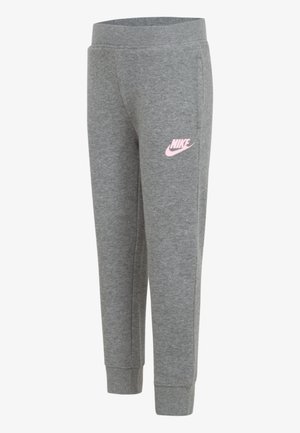 Graue Nike-Sweatpants mit weicher Textur, elastischem Bund, schmal zulaufenden Beinen und einem rosa Logo am linken Oberschenkel. Mit Seitentaschen.