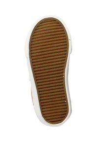 Suola della scarpa, caratterizzata da un motivo in gomma marrone rigato con bordi bianchi. Texture liscia, forma ovale, progettata per la presa e il comfort.