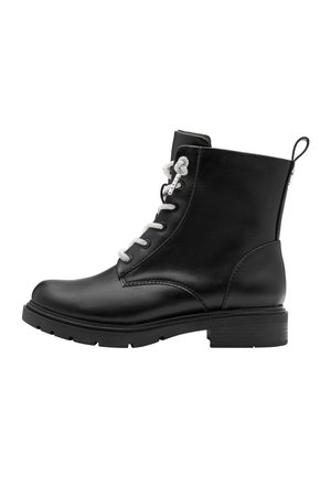 Bottines en cuir noir avec des lacets argentés, bout rond et semelle à grip en caoutchouc. Dotées d'une languette à l'arrière pour un enfilage facile.
