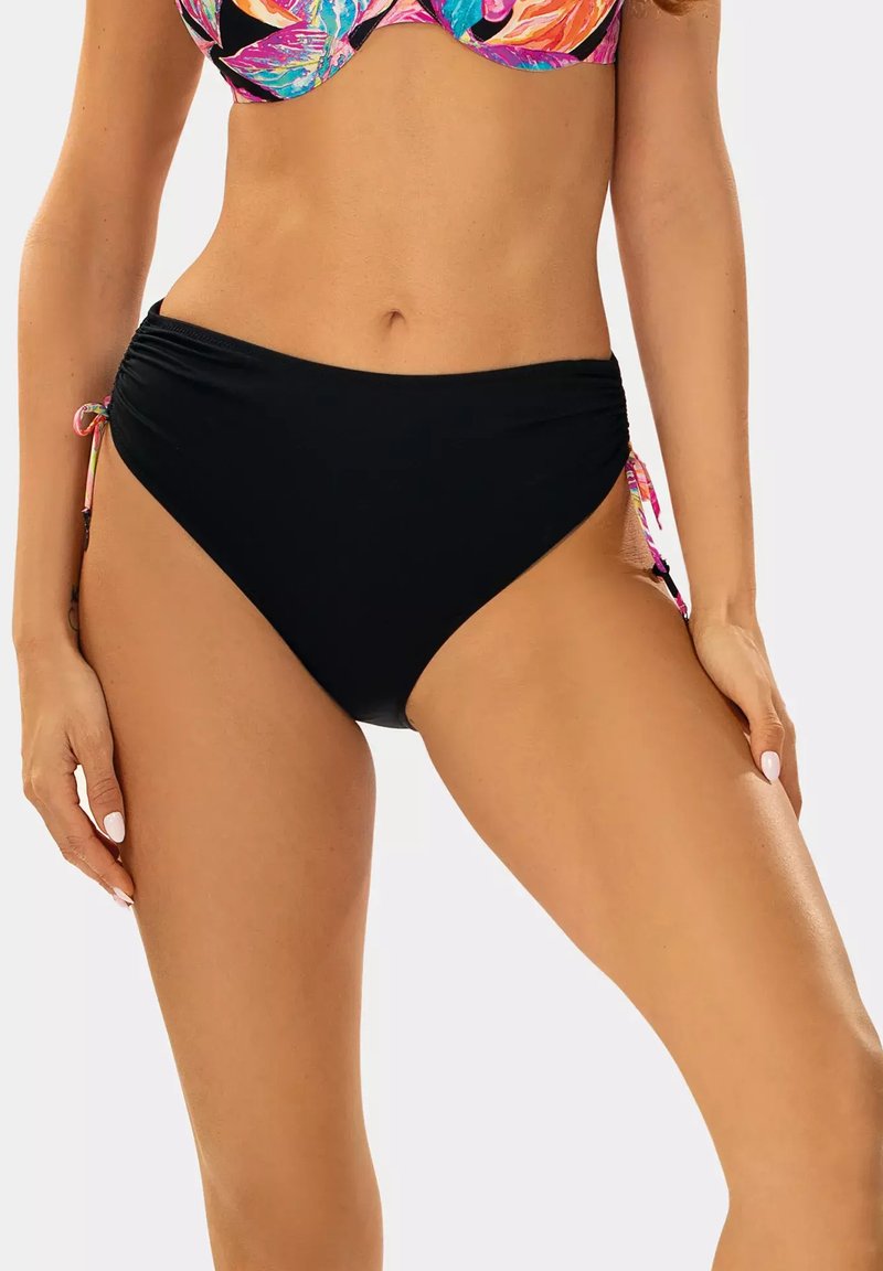Czarny dół od kostiumu kąpielowego z regulowanymi bokami i marszczeniem. Gładki materiał; wysoki stan zapewnia komfort i zakrycie.