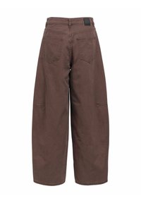 Pantalon marron à jambes larges avec poches arrière et taille haute, vu de dos sur fond blanc.
