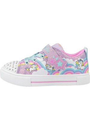 Basket en couleur avec un dessus pailleté lilas, présentant des graphismes de licorne, des motifs arc-en-ciel, une sangle Velcro bleue et un embout clouté.