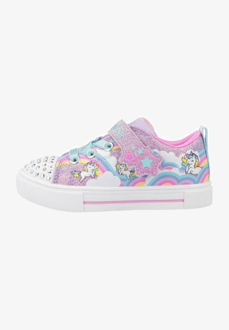 Sneaker colorato con una parte superiore glitterata lilla, caratterizzato da grafiche di unicorni, motivi arcobaleno, una striscia in Velcro blu e un cappuccio punta borchiato.