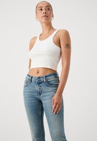 Gina Tricot Petite Τζιν Bootcut - light tinted blue