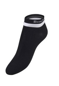 Schwarze Knöchelsocke mit einem weißen Bund und einem Logo. Hergestellt aus weichem, dehnbarem Stoff. Das Design umfasst eine glatte Textur und eine abgerundete Spitze.