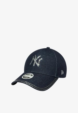 Dunkelblaue Denim-Baseballkappe mit einem metallisch-silbernen gestickten Logo, kontrastierenden Nähten und einem gebogenen Schirm. Klassisches 9FORTY-Design.