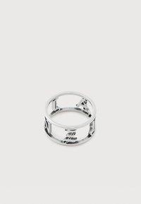 Ασημένιο δαχτυλίδι με ανοιχτό σχεδιασμό ζώνης που διαθέτει χαρακτικά γράμματα "A", "Z" και το γράμμα σε στυλ γραφής "L" γύρω από την περιφέρεια.