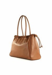 Borsa tote in pelle marrone con parte superiore arricciata, due manici e chiusura con coulisse. Texture liscia, forma rettangolare, dettagli hardware minimi.