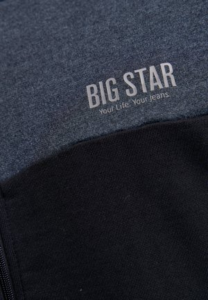 Felpa con cappuccio di colore blu scuro, con una texture liscia. Presenta una sezione inferiore nera e un logo in testo grigio chiaro con la scritta "BIG STAR" accompagnata da uno slogan.