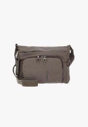 Bolso mensajero de tela marrón con un acabado texturizado, que cuenta con cremalleras, una correa ajustable y un bolsillo frontal con doble tirador de cremallera.