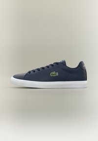 Navyblå lavtopp sneakers med hvit såle, snøring og grønn krokodillelogo på siden.