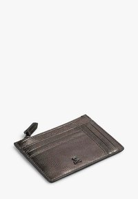 Tarjetero de cuero texturizado gris oscuro con varios compartimentos, compartimento con cremallera y pequeño detalle de logo de calavera en el frente.