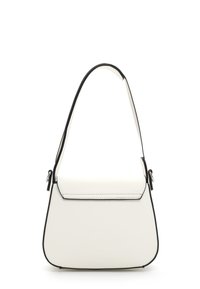 Bolso de mano de cuero blanco con un diseño estructurado, ribete negro y una sola correa para el hombro. Presenta un cierre de solapa y líneas elegantes.