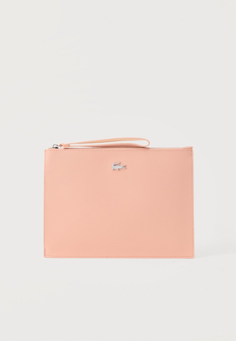 Rechthoekig lichtroze polstasje met zilverkleurige ritssluiting en klein metalen krokodillenlogo in het midden aan de voorkant.