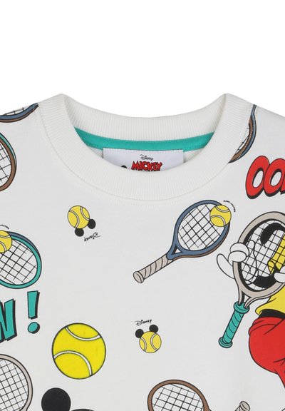 Maglietta bianca con racchette da tennis colorate, palline da tennis e disegni a tema Topolino, inclusi motivi di palline con orecchie di Topolino.