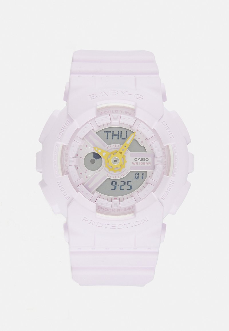 Reloj digital de color púrpura claro con una caja redonda resistente a los golpes, pantalla analógico-digital, acentos amarillos y correa de goma. Las características incluyen indicadores de hora y día.