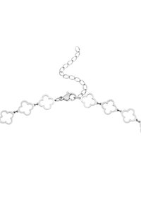 Pulsera de plata con acentos en forma de flor enlazados, con centros perforados y un cierre de langosta, complementada por una cadena ajustable.