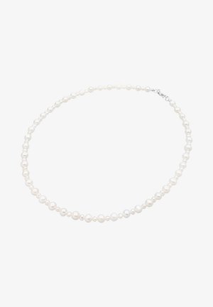 Perlekæde med forskellige størrelser af runde, hvide perler strenget sammen med en sølvspænde. Glat, skinnende overflade med subtil iridens.