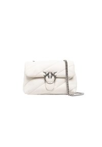 Sac à main en cuir blanc matelassé avec un fermoir circulaire en argent et une bandoulière en chaîne. Présente une couture diagonale et une texture lisse.