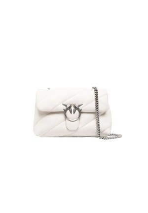 Sac à main en cuir blanc matelassé avec un fermoir circulaire en argent et une bandoulière en chaîne. Présente une couture diagonale et une texture lisse.
