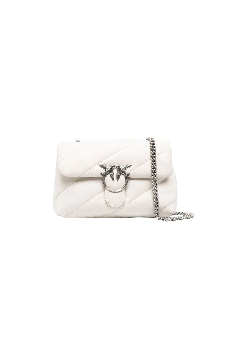 Sac à main en cuir blanc matelassé avec un fermoir circulaire en argent et une bandoulière en chaîne. Présente une couture diagonale et une texture lisse.