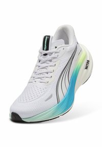 Scarpa sportiva bianca con tomaia in rete, accenti neri e argento, e suola sfumata da teal a bianco. Presenta lacci rotondi e un tallone imbottito.