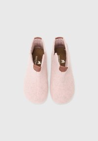 Roze wollen slippers met een zachte, vilten textuur, elastische zijopeningen en bruine leren accenten op de hiel voor gemakkelijk aan- en uittrekken.