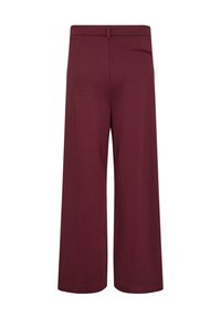 Weite burgunderfarbene Hosen mit hoher Taille, Gürtelschlaufen und einer einzelnen Gesäßpaspeltasche auf weißem Hintergrund.