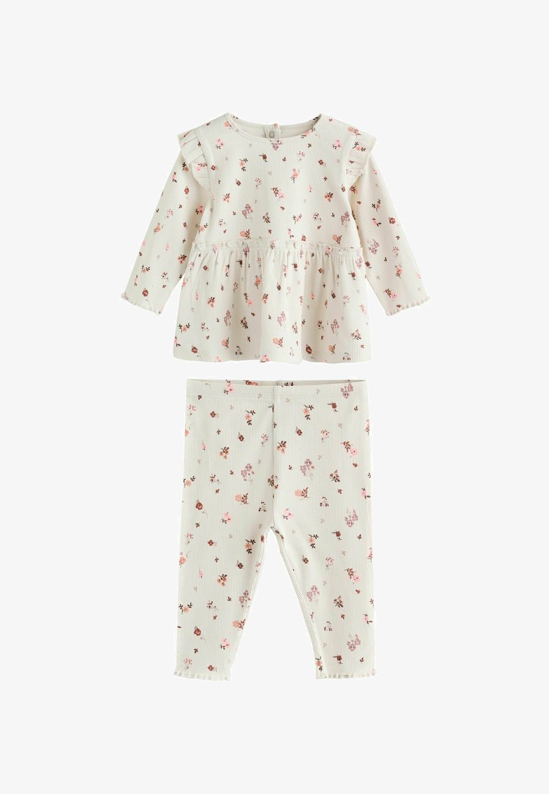 Conjunto para bebé color crema con camiseta de manga larga y pantalones, decorado con pequeños patrones florales en rosa y marrón y detalles de volantes.