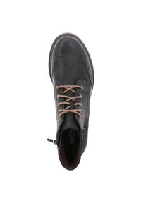 Schwarze Leder-Ankle-Boots mit Brogue-Verzierungen, braunen Schnürsenkeln und einem seitlichen Reißverschluss. Glatte Textur und kontrastierende braune Nähte.